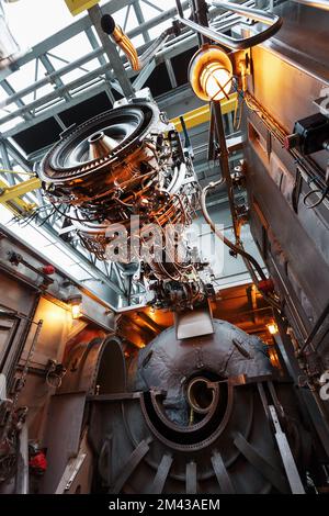 Der Motor eines Gasturbinenkompressors hängt während der Installation in einem Modul zur Stromerzeugung an einem Kran Stockfoto
