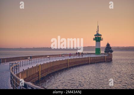 Leuchtturm an der Nordermole in Travemunde in Norddeutschland. Hochwertiges Foto Stockfoto