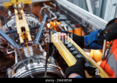 Der Motor eines Gasturbinenkompressors hängt während der Installation in einem Modul zur Stromerzeugung an einem Kran Stockfoto