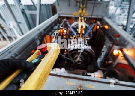 Der Motor eines Gasturbinenkompressors hängt während der Installation in einem Modul zur Stromerzeugung an einem Kran Stockfoto