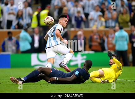 Der französische Torwart Hugo Lloris blockiert während des Finales der FIFA-Weltmeisterschaft im Lusail Stadium in Katar einen Schuss von Lautaro Martinez aus Argentinien. Foto: Sonntag, 18. Dezember 2022. Stockfoto