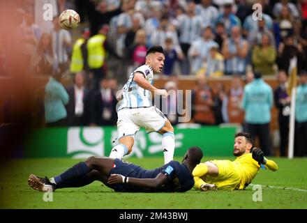 Der französische Torwart Hugo Lloris blockiert während des Finales der FIFA-Weltmeisterschaft im Lusail Stadium in Katar einen Schuss von Lautaro Martinez aus Argentinien. Foto: Sonntag, 18. Dezember 2022. Stockfoto