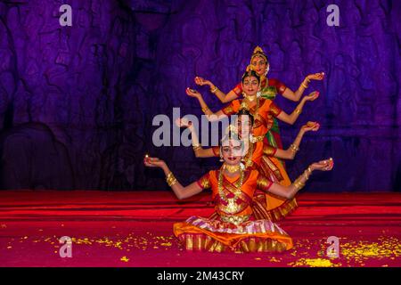 Wunderschöne traditionelle und klassische Tänze und Formationen sind während der jährlichen Tanzfestival in Mahabalipuram, südlich von Chennai zu erleben Stockfoto