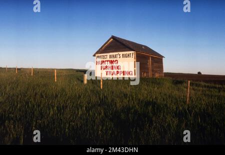 Ein politisches Zeichen für Jägerrechte mit dem Titel „Protect What's Right, Hunting, Fishing, Trapping“ in Barnes County, North Dakota, USA. Stockfoto