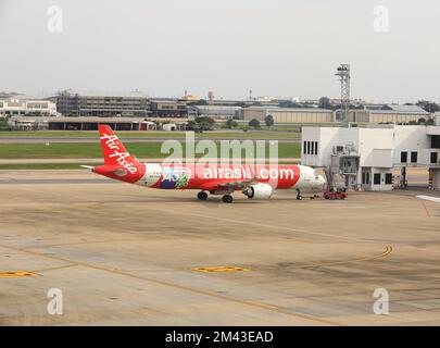 Flugzeugschlepper, Maschine zum Zurückschieben des Flugzeugs zum Rollfeld, einer für Bodenabfertigungsdienste Stockfoto