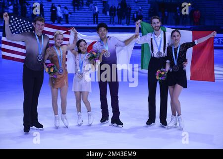 9. Dezember 2022, Turin, Piemont/Turin, Italien: Das Podium der Paare während des ISU Grand Prix des Eiskunstlauf-Finales 2022 in Palavela am 09. Dezember 2022 in Turin, Italien. (Kreditbild: © Alberto Gandolfo/Pacific Press via ZUMA Press Wire) Stockfoto