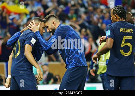 Lusail Ikonisches Stadion, Lusail, Katar. 18.. Dezember 2022. FIFA Fußball-Weltmeisterschaftsfinale Argentinien gegen Frankreich; Kylian Mbappé feiert sein 2.. Tor für 2-2 mit Olivier Giroud Credit: Action Plus Sports/Alamy Live News Stockfoto