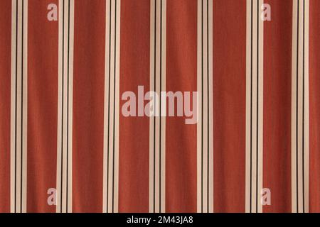 Textur des alten Gewebes. Retro-Design. Rot mit abwechselnd cremefarbenen schwarzen Streifen. Stockfoto