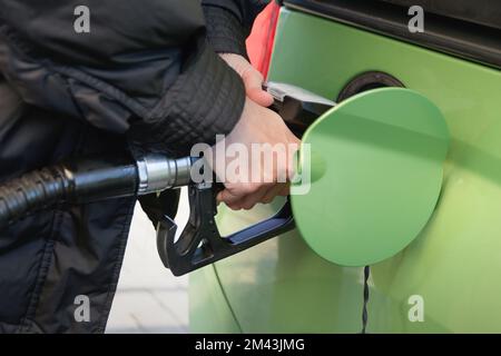 Das Befüllen des Tanks mit Benzin. Tanken mit Benzin an einer Tankstelle. Umweltfreundliches Auto Stockfoto