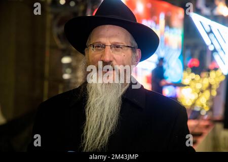 Moskau, Russland. 18.. Dezember 2022. Oberrabbi von Russland Berel Lazar (C) nimmt an einer Veranstaltung zur Feier von Hanukkah auf dem Platz der Revolution in Moskau, Russland, Teil. Hanukkah ist ein jüdisches Festival, das der Wiedererlangung Jerusalems im 2.. Jahrhundert v. Chr. gedenkt. Dieses Jahr wird der 18-26. Dezember gefeiert. Nikolay Vinokurov/Alamy Live News Stockfoto