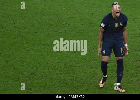 Lusail, Katar. 18.. Dezember 2022. Fußball, Weltmeisterschaft, Argentinien - Frankreich, Endrunde, Finale, Lusail Stadium, Frankreichs Gesten Kylian Mbappe während des Spiels. Kredit: Robert Michael/dpa/Alamy Live News Stockfoto