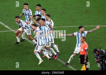 LUSAIL CITY, KATAR - 18. DEZEMBER: Argentinische Spieler feiern nach dem FIFA-Weltmeisterschaftsspiel Qatar 2022 Finale zwischen Argentinien und Frankreich am 18. Dezember 2022 im Lusail Stadium in Lusail City, Katar. Foto: Igor Kralj/PIXSELL Stockfoto