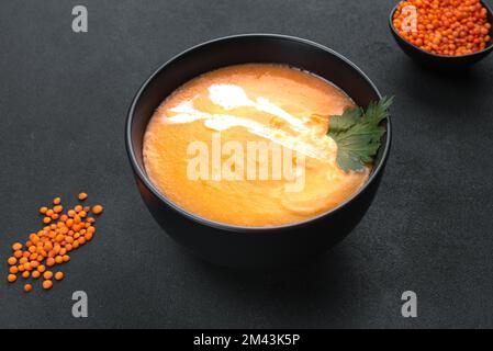 Rote Linsensuppe auf dunklem Hintergrund, Draufsicht. Traditionelle nahöstliche, türkische und Ramadan-Küche. Vegane Küche Stockfoto