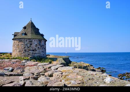 Unterwegs auf den Ertholmen-Inseln, kleiner Turm, historische Befestigungsanlagen auf Frederiksö, Ertholmene, Dänemark, Skandinavien, Europa. Stockfoto