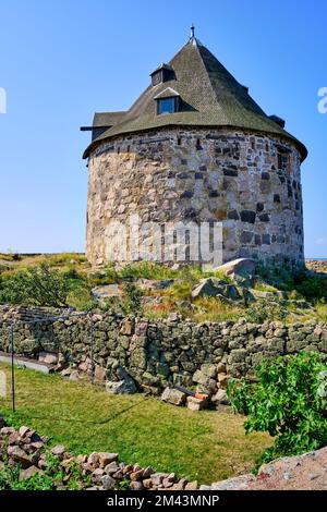 Unterwegs auf den Ertholmen-Inseln, kleiner Turm, historische Befestigungsanlagen auf Frederiksö, Ertholmene, Dänemark, Skandinavien, Europa. Stockfoto