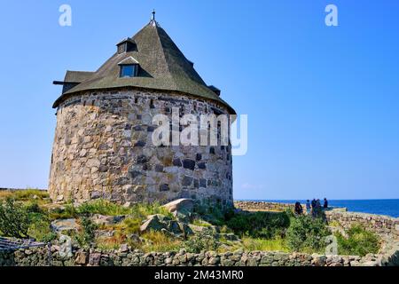 Unterwegs auf den Ertholmen-Inseln, kleiner Turm, historische Befestigungsanlagen auf Frederiksö, Ertholmene, Dänemark, Skandinavien, Europa. Stockfoto