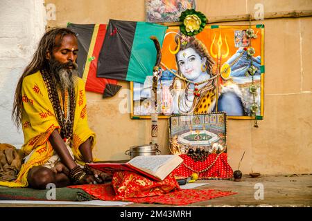 Sadhu zu singen, aus den heiligen Büchern am Morgen bei den Ghats zu zitieren Stockfoto