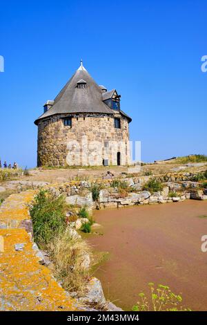 Unterwegs auf den Ertholmen-Inseln, dem kleinen Turm (Lille Tårn) und der Regenzisterne, Frederiksö, Ertholmene, Dänemark. Stockfoto