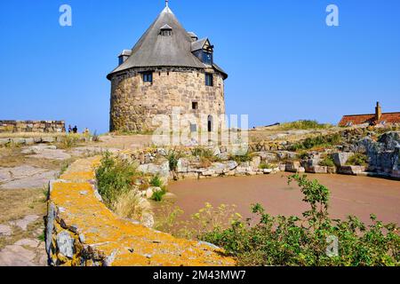 Unterwegs auf den Ertholmen-Inseln, dem kleinen Turm (Lille Tårn) und der Regenzisterne, Frederiksö, Ertholmene, Dänemark. Stockfoto