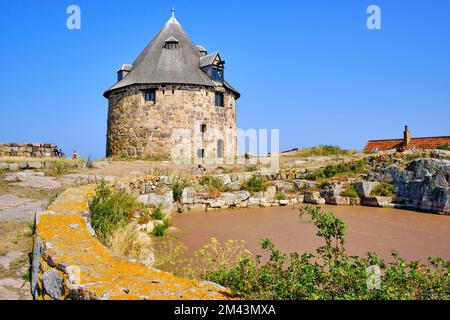 Unterwegs auf den Ertholmen-Inseln, dem kleinen Turm (Lille Tårn) und der Regenzisterne, Frederiksö, Ertholmene, Dänemark. Stockfoto