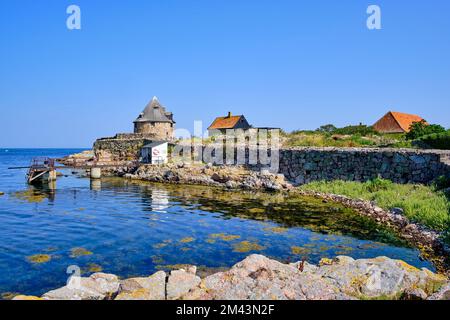 Unterwegs auf den Ertholmen-Inseln, dem kleinen Turm (Lille Tårn) und den Festungsmauern, historischen Bauten auf Frederiksö, Ertholmene, Dänemark. Stockfoto