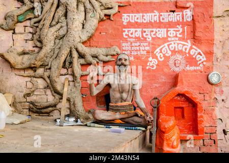 Sadhu, heiliger Mann, der vor den Ghats posiert Stockfoto