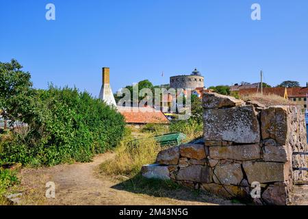 Unterwegs auf den Ertholmen-Inseln, historische Bauten auf Frederiksö mit Blick auf Christiansö, Ertholmene, Dänemark, Skandinavien, Europa. Stockfoto