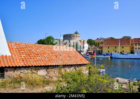 Unterwegs auf den Ertholmen-Inseln, historische Bauten auf Frederiksö mit Blick auf Christiansö, Ertholmene, Dänemark, Skandinavien, Europa. Stockfoto