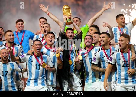 Der argentinische Kapitän Lionel Messi hebt die Trophäe der FIFA-Weltmeisterschaft nach dem Sieg über Frankreich im Finale der FIFA-Weltmeisterschaft im Lusail-Stadion in Lusail, Katar. Foto: Sonntag, 18. Dezember 2022. Stockfoto