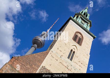 Berliner Fernsehturm oder fernsehturm und die Marienkirche an der Karl-Liebknecht-Straße, Alexanderplatz im Zentrum Berlins. Stockfoto