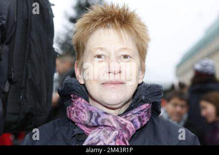 12/28/2022, Berlin, Deutschland. Petra Pau vor der Veranstaltung. Das achttägige jüdische Lichterfest Hanukka beginnt am Sonntag, dem 18. Dezember 2022. Die Anzündung des ersten Lichts findet als feierliche Zeremonie in Anwesenheit von Bundesfinanzminister Christian Lindner, dem Bürgermeister von Berlin Franziska Giffey und S.E. dem Botschafter des Staates Israel Prof. Ron Prosor statt. Stockfoto