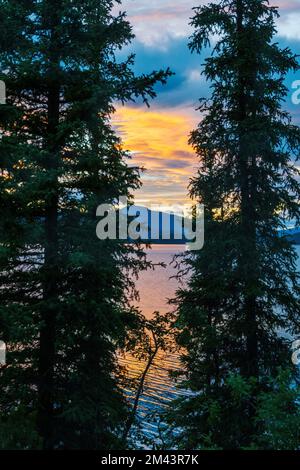 Farbenfroher Sonnenuntergang spiegelt sich im Dease Lake, British Columbia und Kanada wider Stockfoto