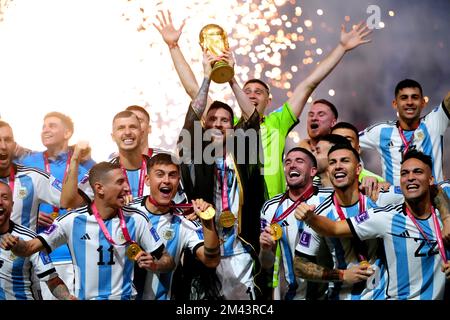 Der argentinische Kapitän Lionel Messi hebt die Trophäe der FIFA-Weltmeisterschaft nach dem Sieg über Frankreich im Finale der FIFA-Weltmeisterschaft im Lusail-Stadion in Lusail, Katar. Foto: Sonntag, 18. Dezember 2022. Stockfoto