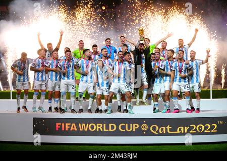 Der argentinische Kapitän Lionel Messi hebt die Trophäe der FIFA-Weltmeisterschaft nach dem Sieg über Frankreich im Finale der FIFA-Weltmeisterschaft im Lusail-Stadion in Lusail, Katar. Foto: Sonntag, 18. Dezember 2022. Stockfoto