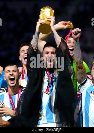 Der argentinische Kapitän Lionel Messi hebt die Trophäe der FIFA-Weltmeisterschaft nach dem Sieg über Frankreich im Finale der FIFA-Weltmeisterschaft im Lusail-Stadion in Lusail, Katar. Foto: Sonntag, 18. Dezember 2022. Stockfoto