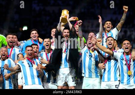 Der argentinische Kapitän Lionel Messi hebt die Trophäe der FIFA-Weltmeisterschaft nach dem Sieg über Frankreich im Finale der FIFA-Weltmeisterschaft im Lusail-Stadion in Lusail, Katar. Foto: Sonntag, 18. Dezember 2022. Stockfoto