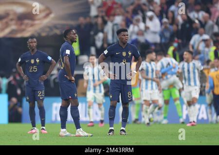 Lusaier, Katar. 18.. Dezember 2022. Aurelien Tchouameni (R) aus Frankreich reagiert während des Finales zwischen Argentinien und Frankreich auf der FIFA-Weltmeisterschaft 2022 im Lusail Stadium in Lusail, Katar, 18. Dezember 2022. Kredit: Li Ming/Xinhua/Alamy Live News/Alamy Live News Stockfoto