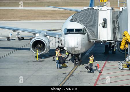 Oktober 29 2022 - Winnipeg, Manitoba Kanada - Fluggesellschaft Passagierjet bereitet sich auf Abflug vor Stockfoto