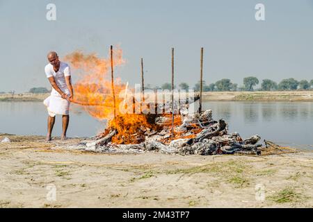 Der älteste Sohn, der das Feuer im Rahmen einer Feuerbestattung beibehielt Stockfoto