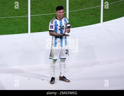 Argentiniens Enzo Fernandez gewinnt den „Young Player of the Tournament“ nach dem Finale der FIFA-Weltmeisterschaft im Lusail Stadium in Katar. Foto: Sonntag, 18. Dezember 2022. Stockfoto