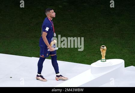 Der französische Kylian Mbappe geht nach dem Finale der FIFA-Weltmeisterschaft im Lusail Stadium in Katar an der Trophäe vorbei. Foto: Sonntag, 18. Dezember 2022. Stockfoto