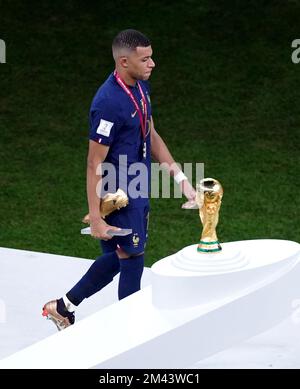 Der französische Kylian Mbappe geht nach dem Finale der FIFA-Weltmeisterschaft im Lusail Stadium in Katar an der Trophäe vorbei. Foto: Sonntag, 18. Dezember 2022. Stockfoto