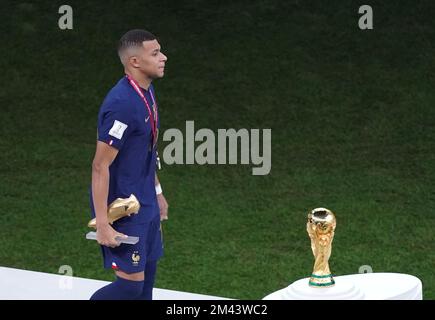 Der französische Kylian Mbappe geht nach dem Finale der FIFA-Weltmeisterschaft im Lusail Stadium in Katar an der Trophäe vorbei. Foto: Sonntag, 18. Dezember 2022. Stockfoto