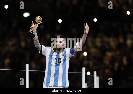 AL DAAYEN - Lionel Messi von Argentinien mit der Trophäe für den besten Spieler nach dem Finale der FIFA-Weltmeisterschaft Katar 2022 zwischen Argentinien und Frankreich im Lusail Stadium am 18. Dezember 2022 in Al Daayen, Katar. AP | niederländische Höhe | MAURICE AUS STEIN Stockfoto