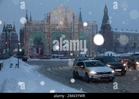Moskau, Russland. 18.. Dezember 2022. Winterblick auf die Tverskaya-Straße im Zentrum von Moskau während eines außergewöhnlichen Schneefalls in Russland Stockfoto