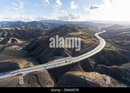 Panoramablick auf den Freeway 14 in der Nähe von Santa Clarita in Los Angeles County, Kalifornien. Stockfoto