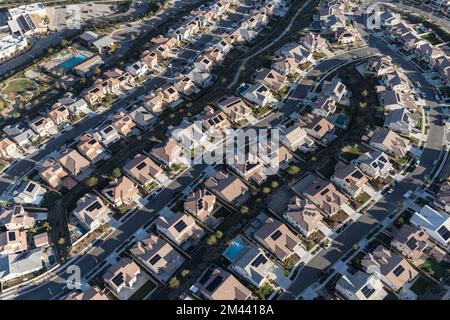 Die Vorstadthäuser in der Gemeinde Santa Clarita im Los Angeles County, Kalifornien, aus der Vogelperspektive. Stockfoto