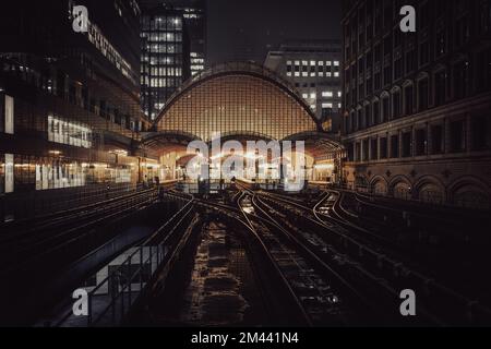 Leerer Bahnhof, London Stockfoto