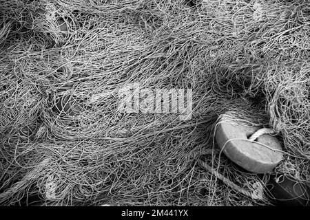 Alte Fischerbsen, Fischfangnetze, Material für die Arbeit im Mittelmeer, schwarz-weiß Stockfoto