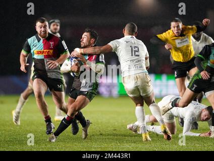 Nick David von Harlequins und Gael Fickou von Racing 92 in Aktion beim Heineken Champions Cup-Spiel in Twickenham Stoop, London. Foto: Sonntag, 18. Dezember 2022. Stockfoto